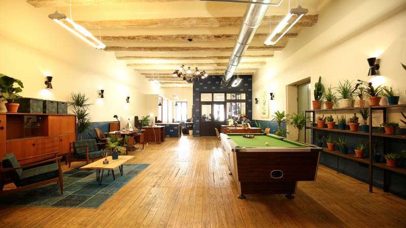 office rental coworking co-working open space desk rent Marseille south france french riviera provence production audiovisual editing room shared space le panier