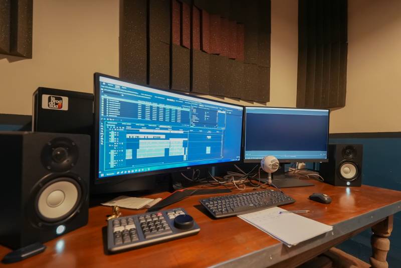 editing_room_full_equipment_le_panier_marseille_south_of_france_available_for_rental