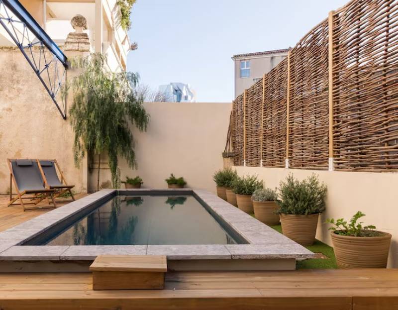 Location scouting // Let's discover a particular hotel in Arles, an exceptional filming location.